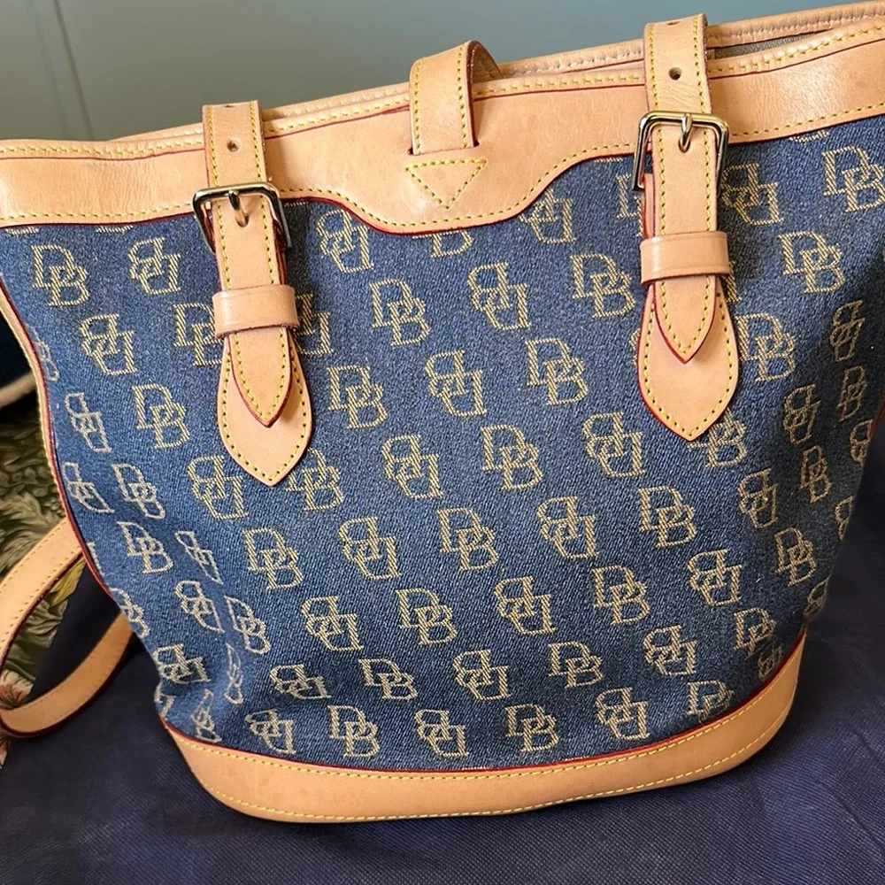 Dooney & Bourke reposhing this
